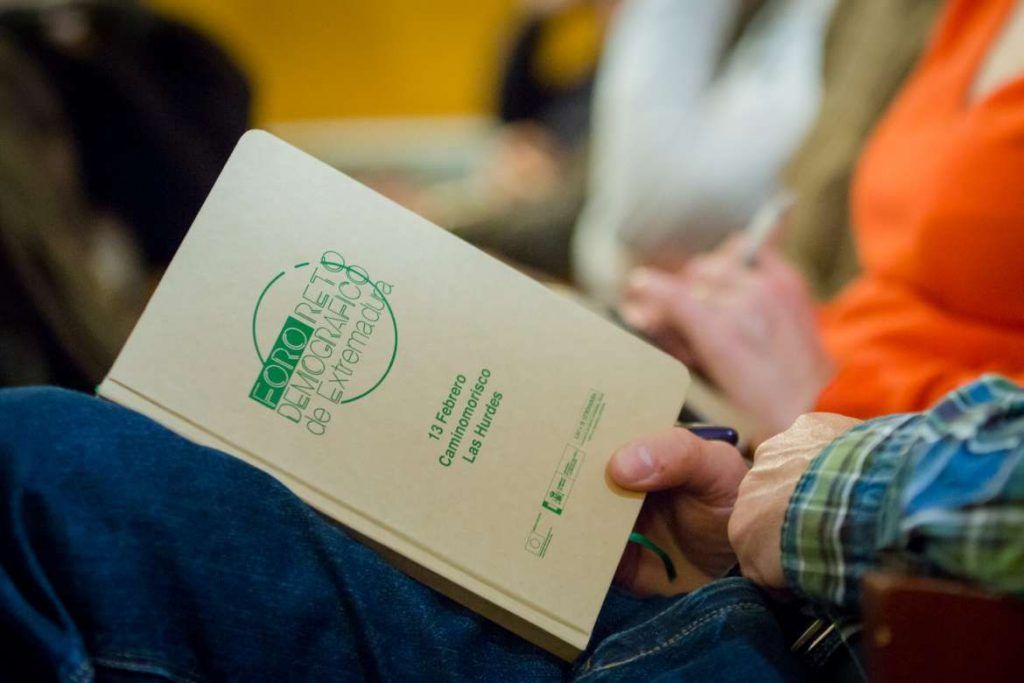 Vara apuesta por el mantenimiento de los servicios públicos en las zonas rurales para fijar la población al territorio. 13 FEBRERO PTE FORO DEMOGRAFICO 2