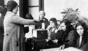 Mujer votando primera vez EDIIMA20161230 0559 19