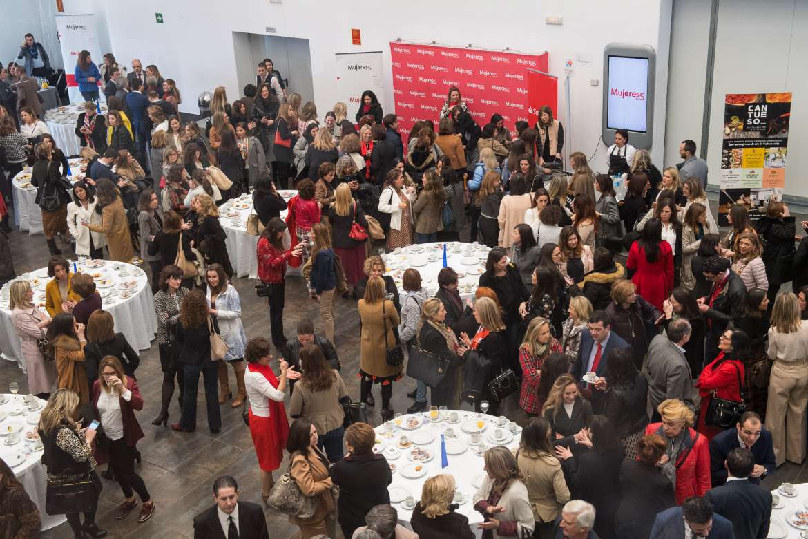 500 mujeres se reúnen en Badajoz convocadas por el programa MUJERES CON S, para visibilizar el talento femenino