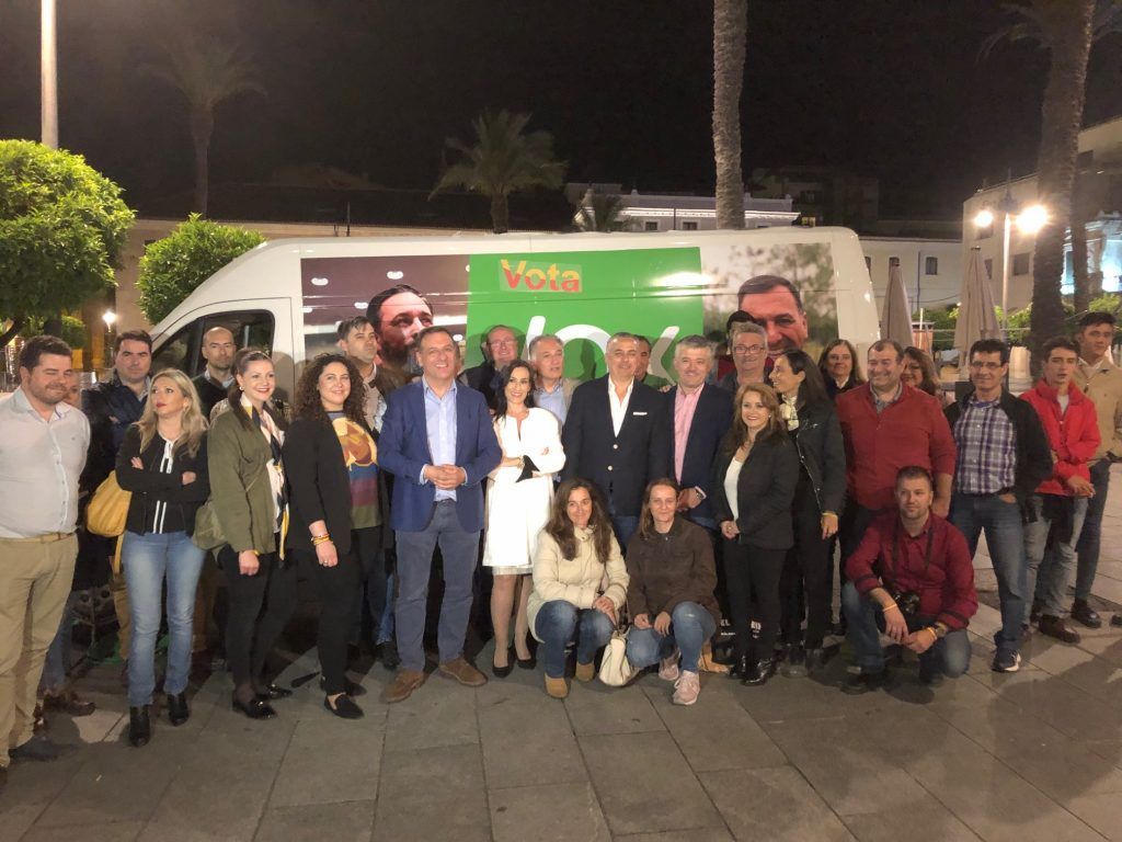 Juan Antonio Morales, Antonio Pozo (Badajoz), Francisco Piñero y Magdalena Nevado (Cáceres) con afiliados y simpatizantes de VOX anoche en Mérida.
