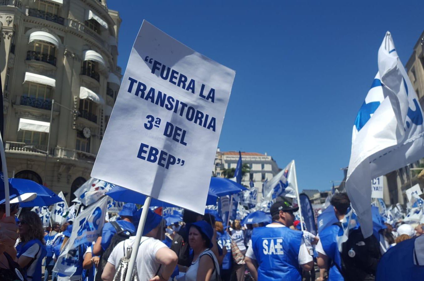 Cerca de 100 profesionales Técnicos extremeños secundan la concentración a nivel estatal en las puertas del Congreso de los Diputados