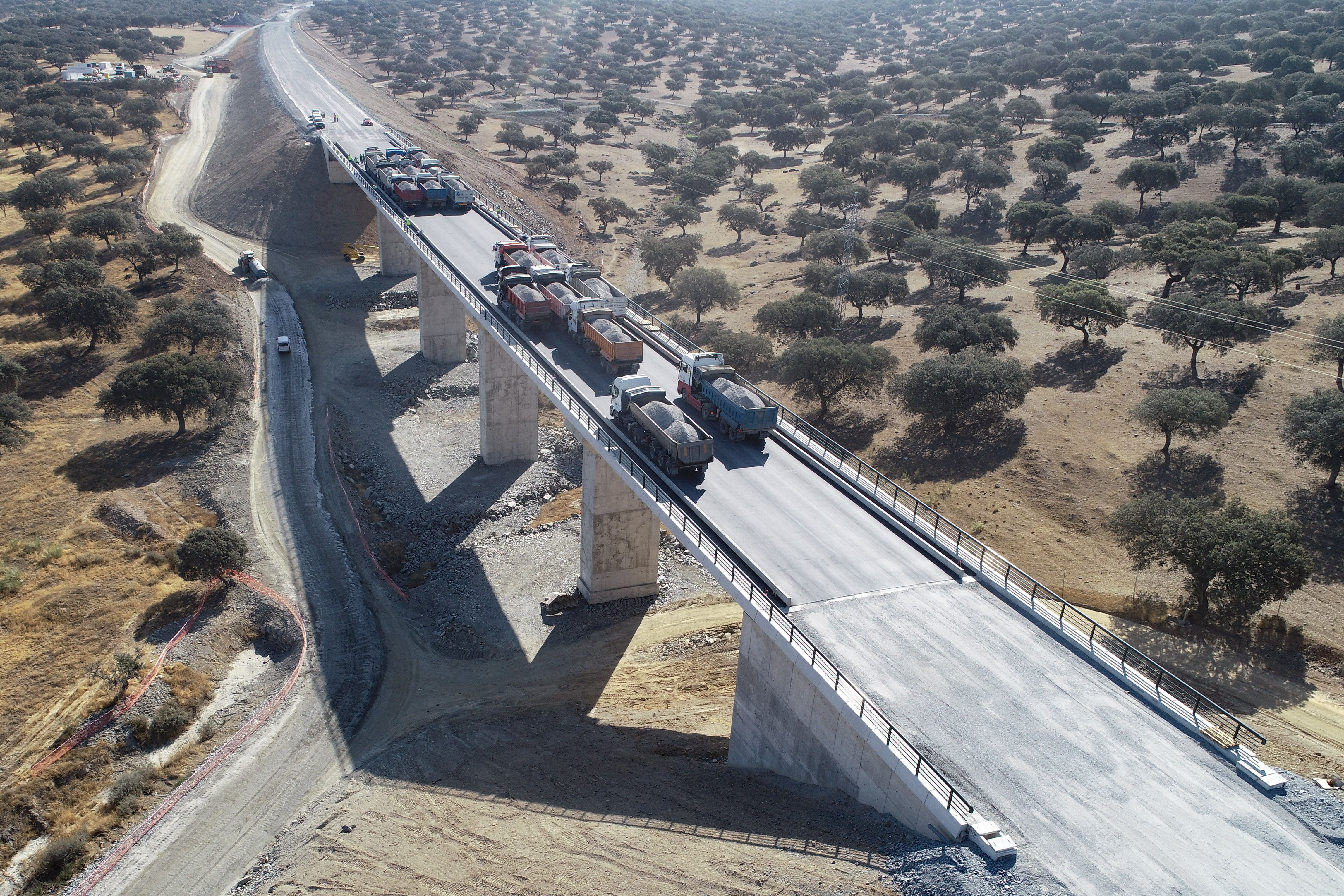 Realizadas pruebas de carga con camiones en el viaducto del AVE en el tramo Estación de Plasencia Plataforma