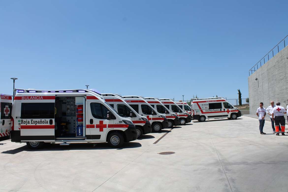 Cruz Roja recibe 6 ambulancias y una UCI móvil financiadas por Junta y diputaciones extremeñas