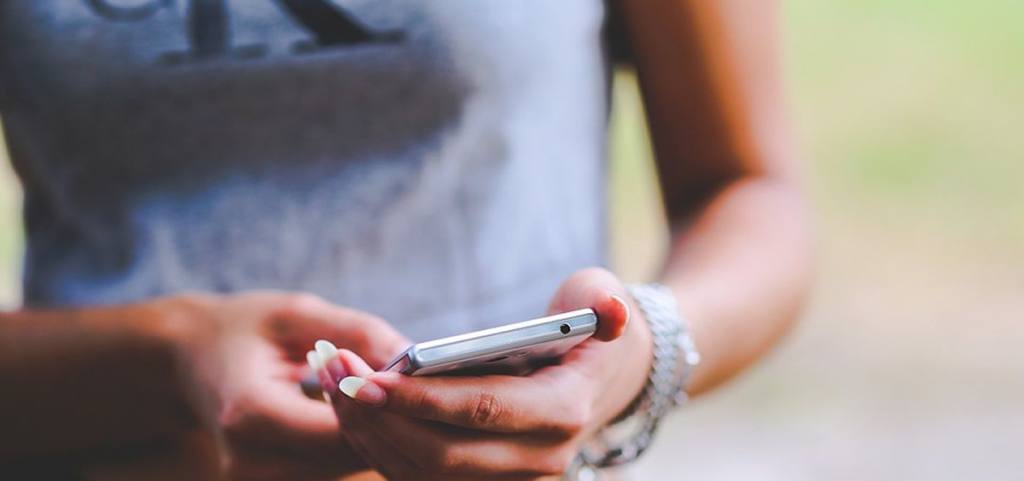 mujer utilizando el telefono movil
