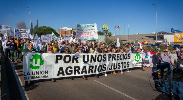 Centenares agricultores marchan Merida reclamar EDIIMA20200221 0281 19