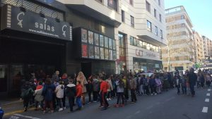 Llegada de los escolares esta mañana a Multicines Cáceres.