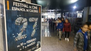 Los escolares entrando esta mañana en Multicines Cáceres.