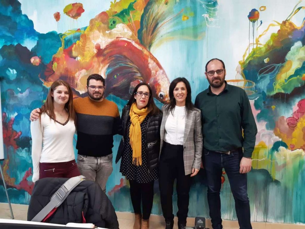 Visita de la consejera de Educación y Empleo Esther Gutiérrez a la agencia creativa Peces Gordos de Plasencia una de las beneficiarias del programa