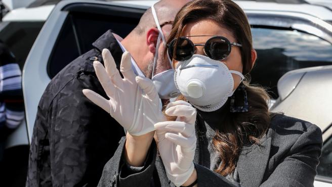 mascarilla y guantes