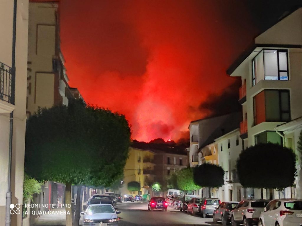 Dos días dura el fuego intencionado en La Garganta de los infiernos, aún vivo en La Vera fuego 1