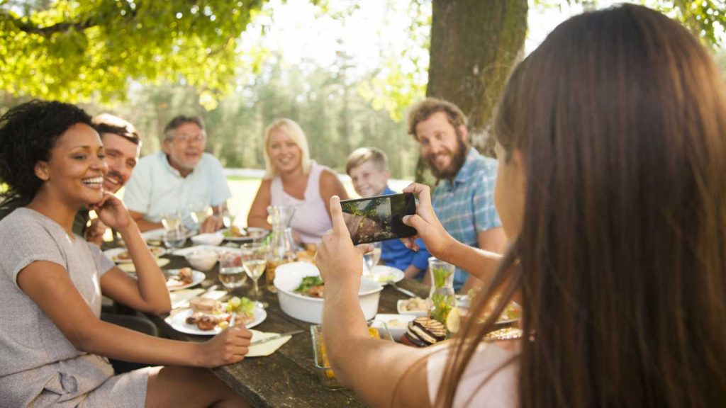 La Junta de Extremadura limitará las reuniones familiares a 15 personas reunion familiar