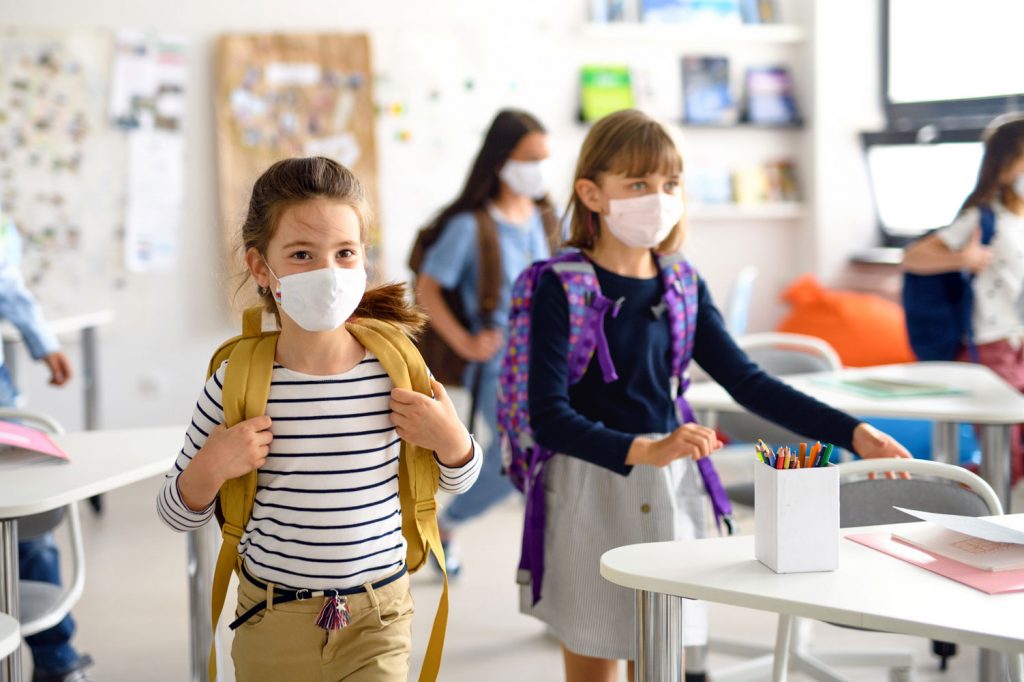 12 MEDIDAS IMPRESCINDIBLES PARA UNA VUELTA AL COLE SEGURA vuelta al cole con mascarillas para ninos
