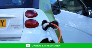 Demostración de recarga de un vehículo electrónico en el Complejo Cultural San Francisco de Cáceres