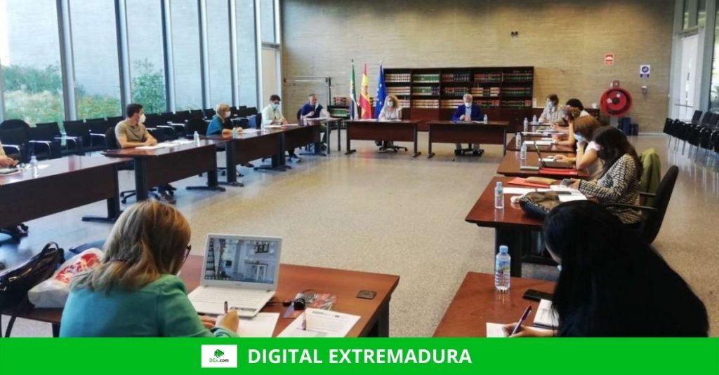 Educación y Empleo oferta 697 plazas para la convocatoria de oposiciones de Enseñanza Secundaria de 2021 Educación contratará a 73 docentes para la impartición de los programas de Educación de Personas Adultas del Proyecto Ítaca