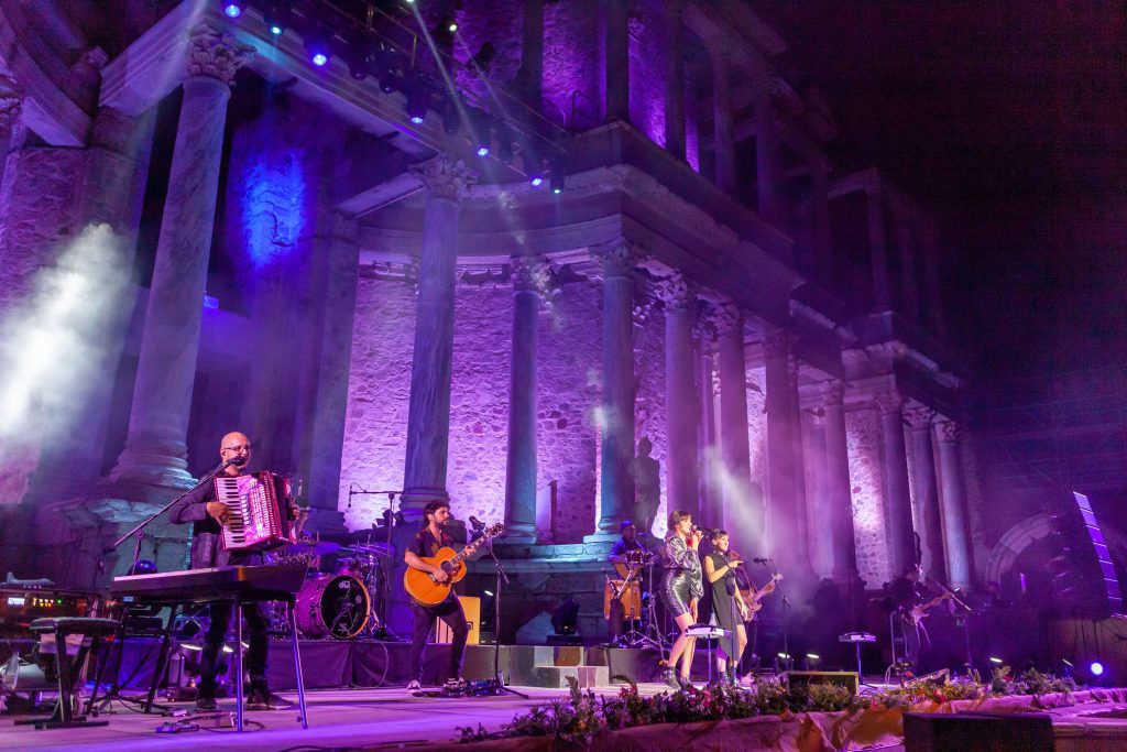 La prodigiosa voz de Rozalén, su conciencia social y su buen humor, inundaron las piedras del Teatro Romano de Mérida ROZALEN 4