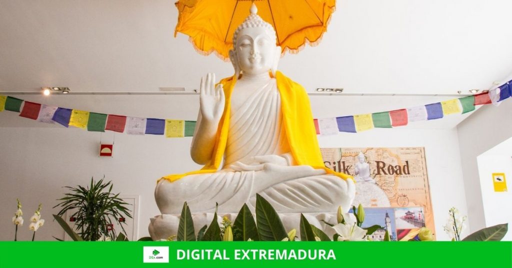 Una réplica en jade de Buda se expone en el Palacio de Congresos de Cáceres