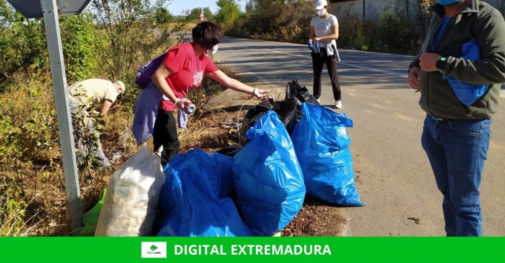 Voluntarios de ADENEX recogen 140 kilos de basura en las inmediaciones de Puebla de la Calzada Voluntarios de ADENEX recogen 140 kilos de basura en las inmediaciones de Puebla de la Calzada