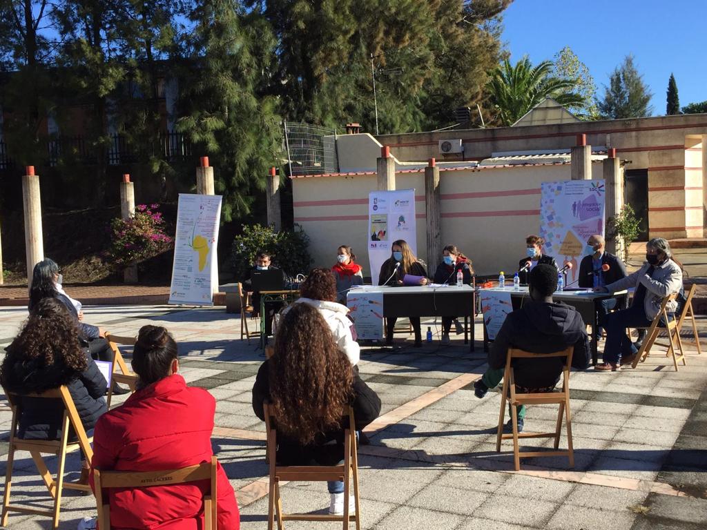 El concejal de Cooperación del ayuntamiento de Cáceres anima a los jóvenes a luchar por una sociedad más justa 26 10 2020 David Holguin en seminario Yo coopero yo glocal