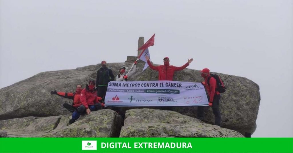 Ascenso al pico Peña Negra, en el reto ‘Techos de Cáceres’ de la AECC Ascenso al pico Peña Negra, en el reto ‘Techos de Cáceres’ de la AECC