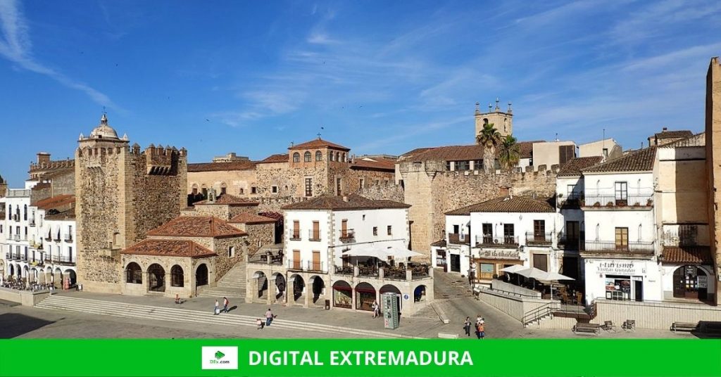 El Ayuntamiento de Cáceres y la Universidad de Extremadura acuerdan retrasar la entrada a tres facultades para evitar las aglomeraciones en las paradas del autobús