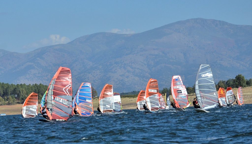 EL GALLEGO JUAN VIEITO SE AFIANZA COMO LIDER CAMPEONATO DE ESPAÑA DE FÓRMULA WINDSURF 2020 “EXTREMADURA SOMOS DEPORTE” SALIDA DE LA TERCERA PRUEBA DEL PRIMER DIA DE COMPETICION