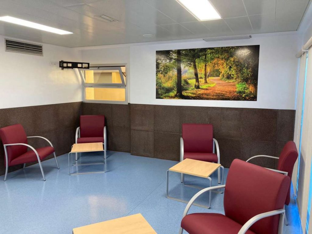 Nueva sala de espera para familiares del Hospital Tierra de Barros, en Almendralejo sala hosp. tierra barros 2
