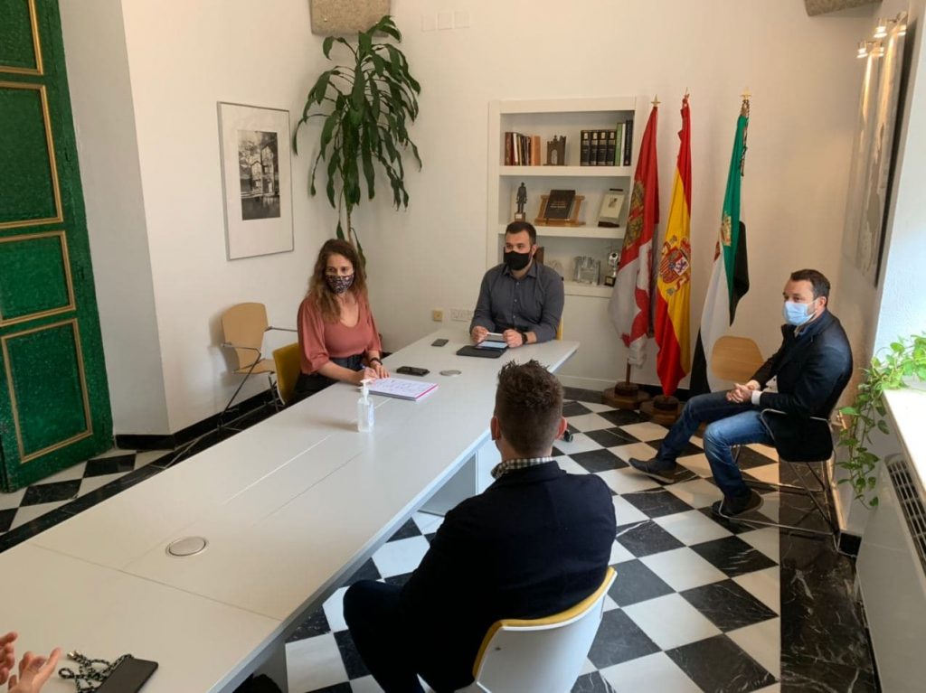 El Ayuntamiento de Cáceres se reúne con representantes de la Asociación de Jóvenes Emprendedores y Empresarios de Extremadura 10 11 2020 Reunion Alcalde Luis Salaya con Asociacion Jovenes Empresarios