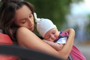 Bebe en brazos madre