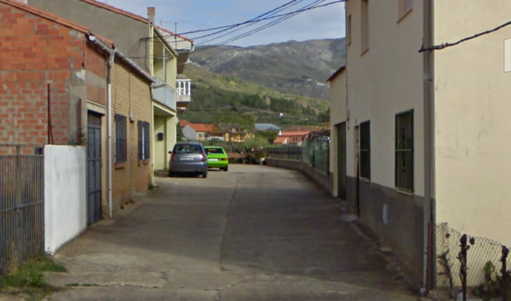 Una mujer resulta intoxicada en el incendio de una vivienda en Valverde del Fresno CALLE NAVASFRIAS VALVERDE DEL FRESNO
