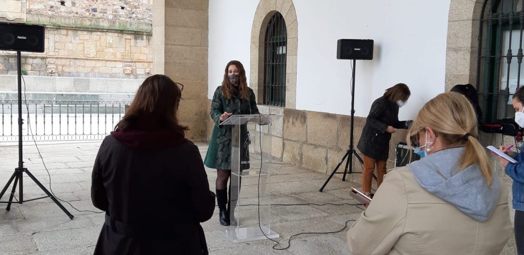 El certamen de escaparates de Cáceres ‘Nos merecemos la Navidad 2020’ repartirá 10 premios Campana Nos merecemos la Navidad 2020