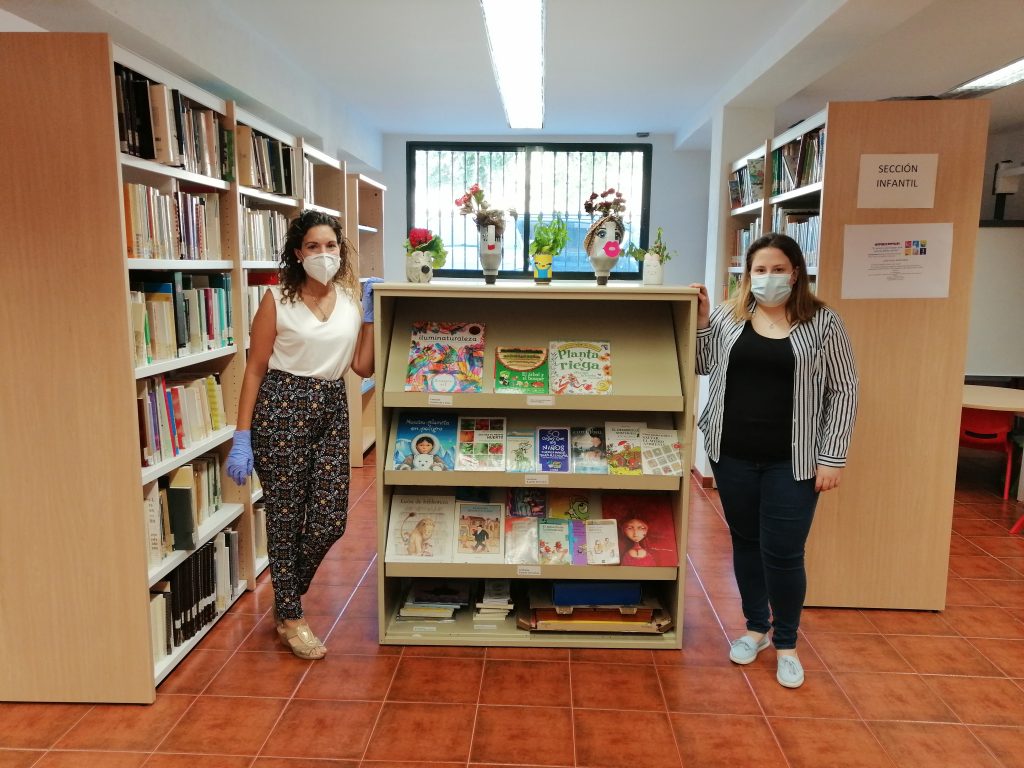 LA BIBLIOTECA MUNICIPAL DE ARROYO DE LA LUZ, PREMIO MARÍA MOLINER 2020 CON SU PROYECTO “BIBLIOFAMILIARIZATE CON LA AGENDA 2030” Las bibliotecarias Esther Cordero y Noelia Bello