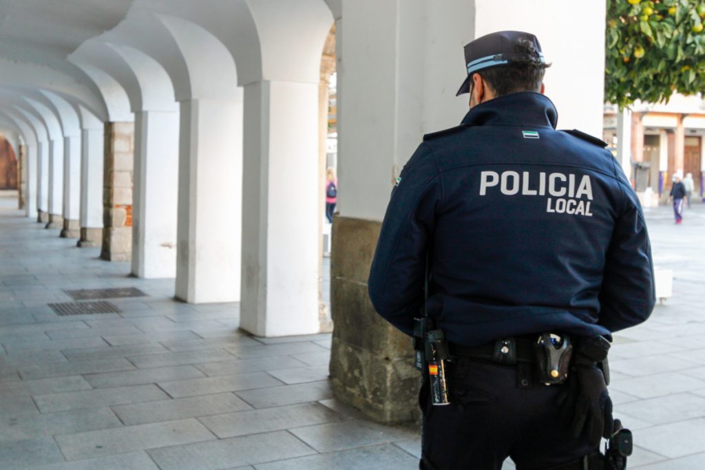 La Policía Local de Mérida denuncia a quince personas por un botellón ilegal Policia Local de Merida