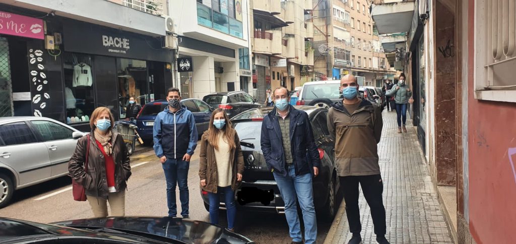 El PP de Cáceres pide al Ayuntamiento que ponga en marcha medidas para apoyar al sector del comercio RAFA MATEOS JUNTO A COMERCIANTES DE LA CALLE GOMEZ BECERRA