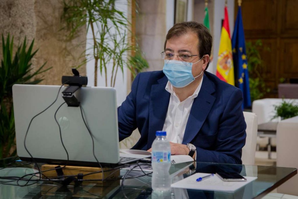 Incertidumbre y expectación ante la decisión de la Junta sobre toque de queda y cierre perimetral de bares y negocios hosteleros Vara ordenador