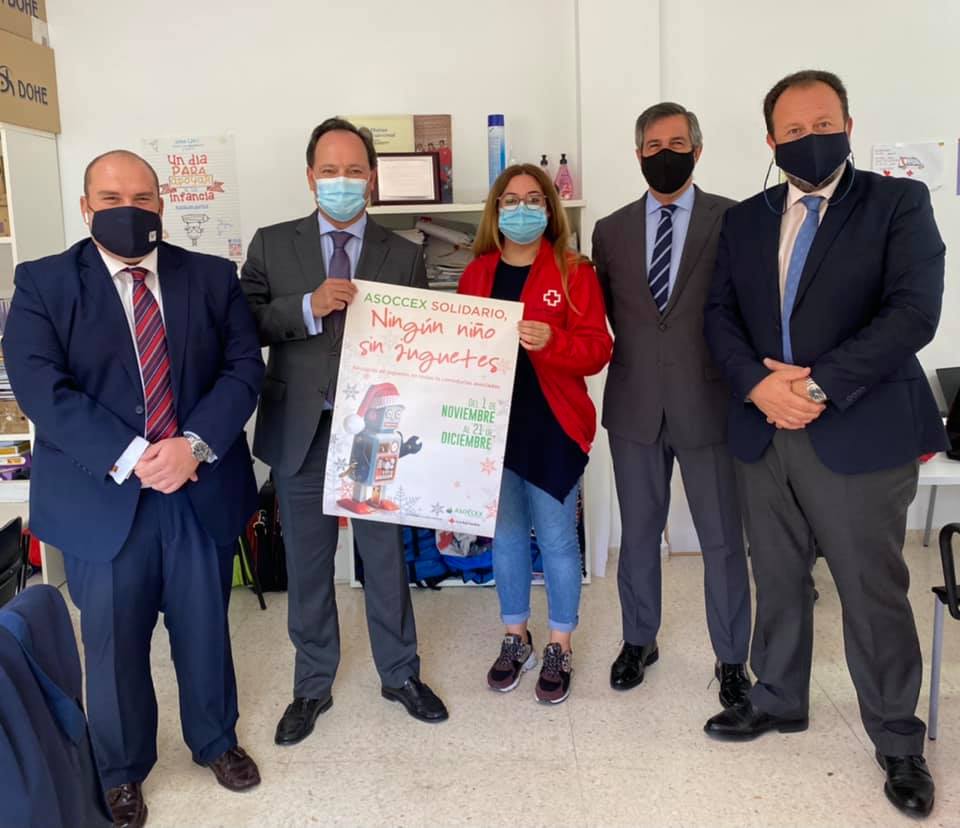 El sector de los seguros extremeños organiza una campaña solidaria de recogida de juguetes firma convenio Cruz Roja