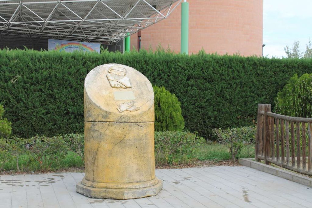 Descubierto un monolito que simboliza el aplauso a los sanitarios que luchan contra la COVID-19 monolito 3