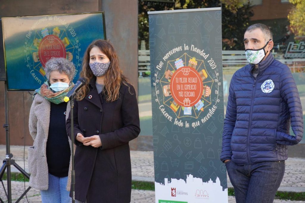La Campaña de Comercio de Navidad llega a los barrios cacereños para defender y apoyar el comercio de proximidad Campana Comercio Pulido Costa y Kini Carrasco