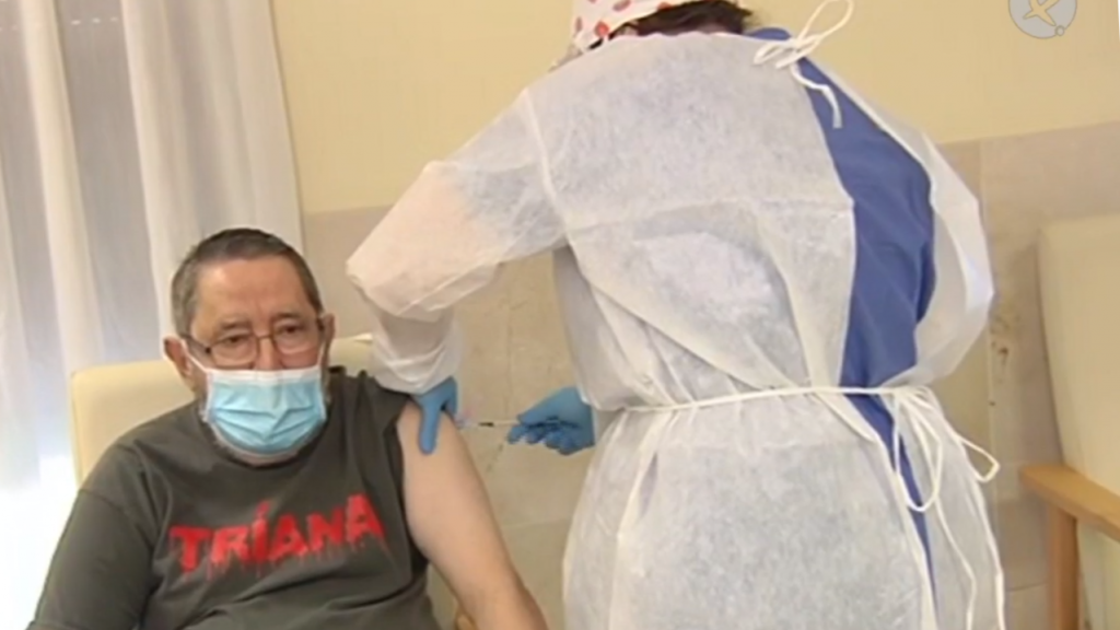 Vicente, residente de 72 años, primer extremeño en vacunarse contra el COVID-19 vacuna covid 19 extremadura