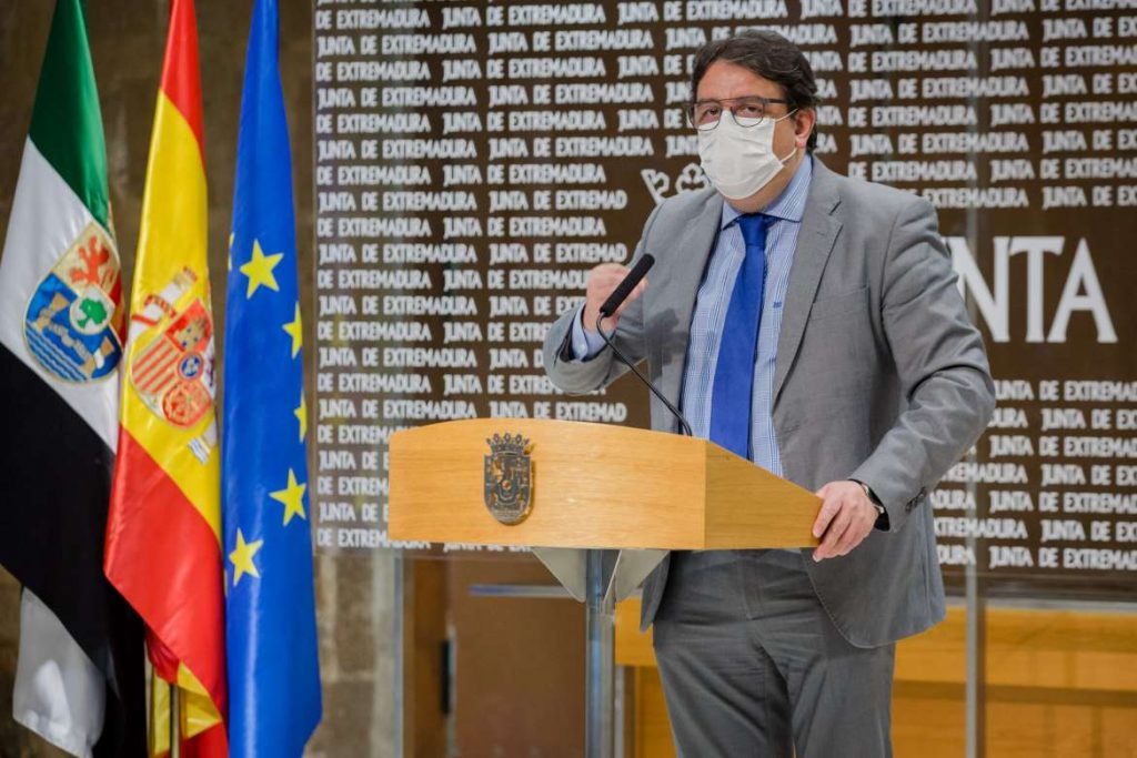 A partir de este jueves 7 de enero, cierran bares y tiendas en poblaciones extremeñas de más de 5.000 vecinos vergeles