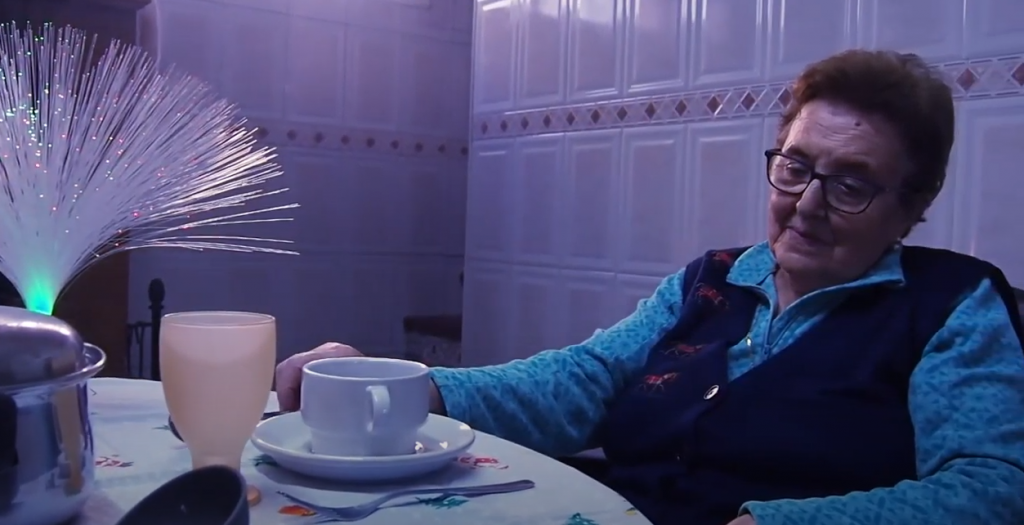 ESTA NAVIDAD, TÚ DECIDES CON QUIÉN TE SIENTAS, spot que muestra la soledad familiar de la pandemia video alumnos el brocense