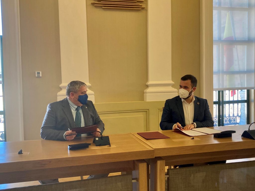 El Ayuntamiento de Cáceres y la Universidad de Extremadura se unen para estudiar y mejorar el turismo en la ciudad ato cc uex