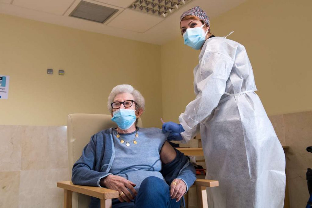 La segunda dosis de la vacuna contra la covid-19 se administra en las residencias de mayores segunda vacunacion covid extremadura