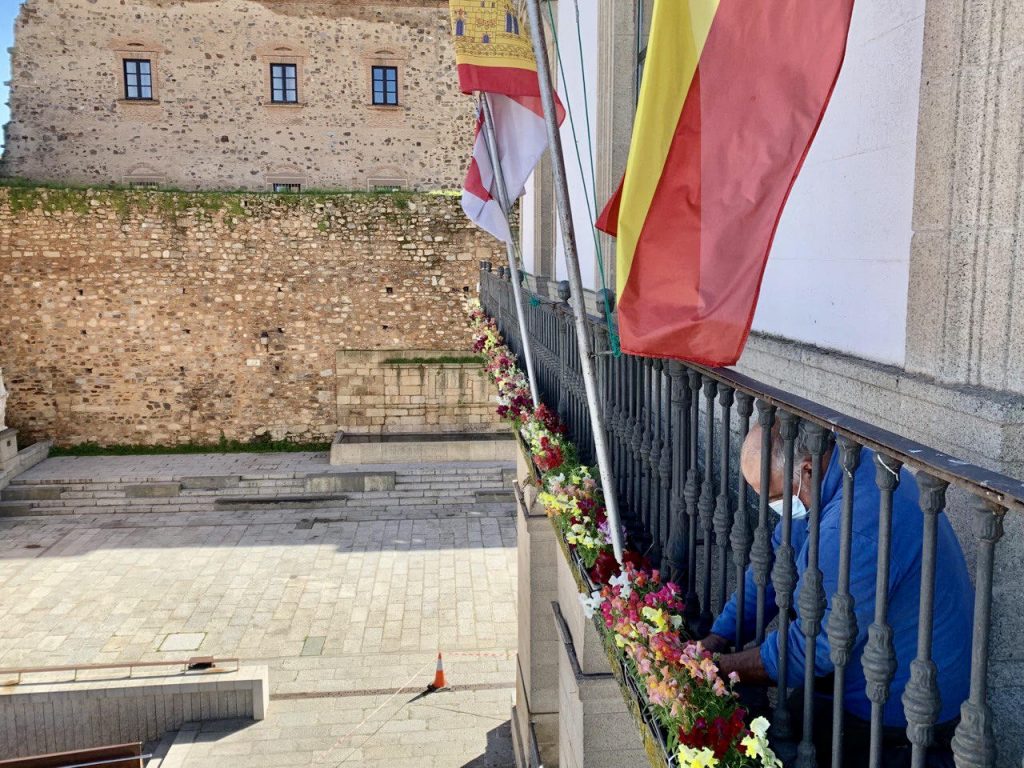 El edificio consistorial de Cáceres luce en su fachada flores de temporada Edificio Consitorial adornado con plantas