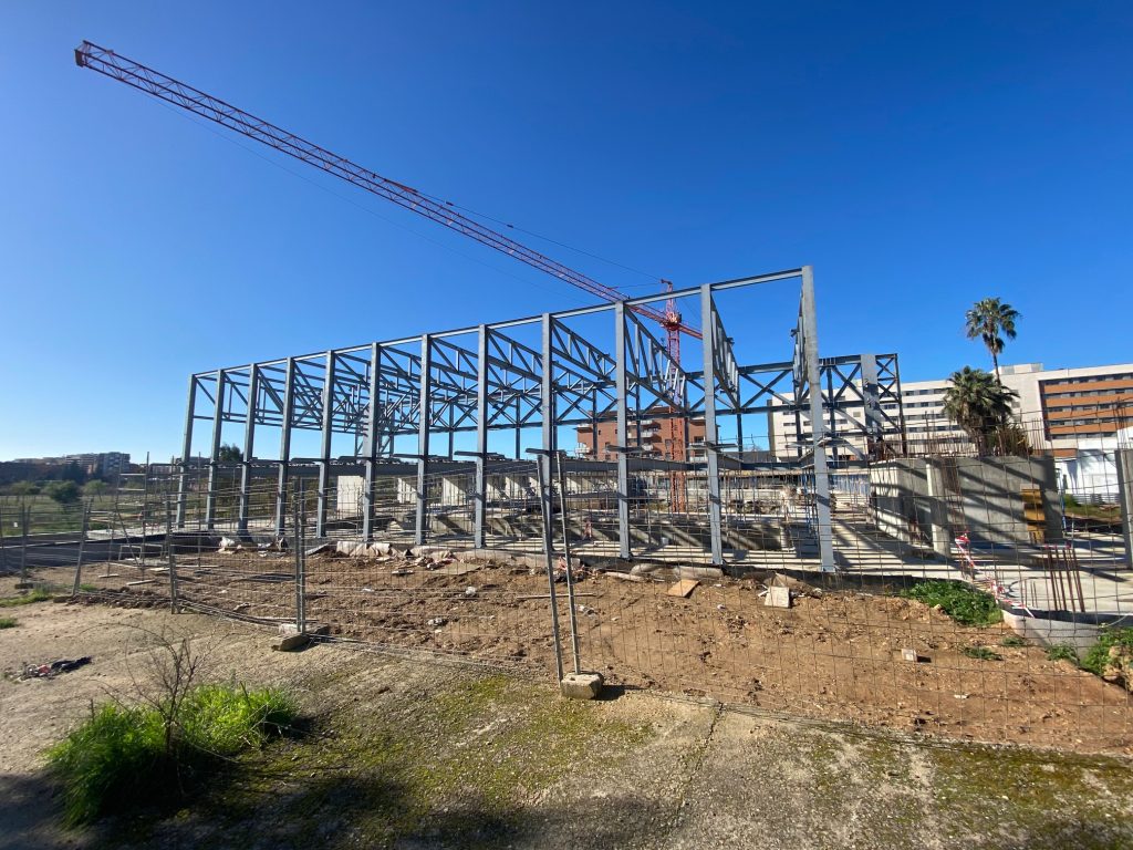 Cabezas, PSOE, espera que el alcalde rectifique y abra los parques infantiles antes del viernes o lo denunciará. La piscina MD sin trabajadores