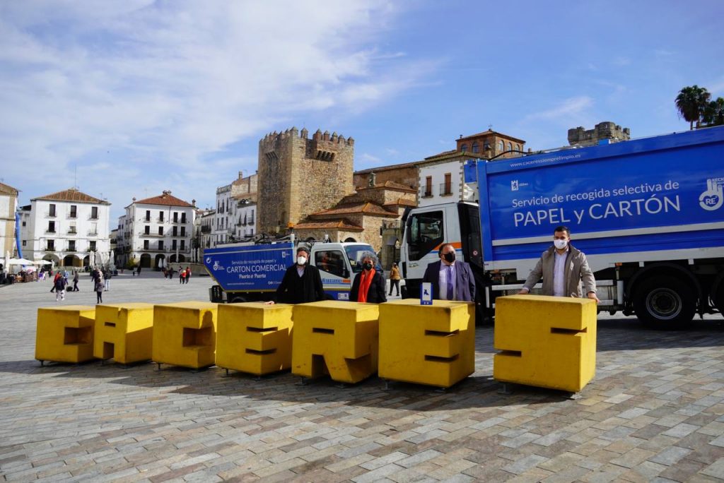 El Ayuntamiento de Cáceres recibe por primera vez el premio ‘Pajaritas Azules 2021’ por su buena gestión en el reciclaje de papel y cartón Pajaritas Azules 2021