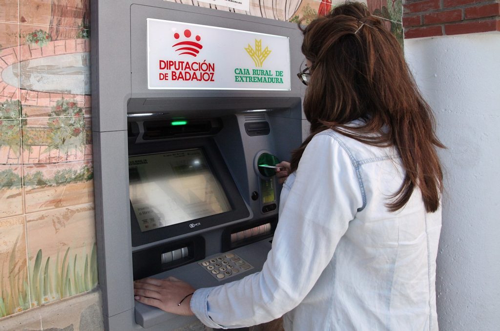 Los cajeros automáticos instalados en los pueblos pacenses sin entidad bancaria han movido ya 5,6 millones de euros en operaciones cajero automatico ba