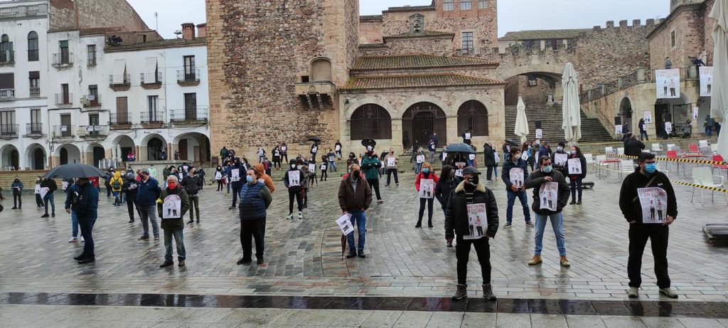 ! Basta ya! ¡ Queremos trabajar!, gritos unánimes en 12 localidades extremeñas por parte de cientos de hosteleros con sus negocios cerrados concentyracion hosteleros