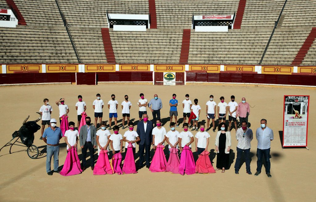 El patronato Escuela de Tauromaquia pacense seguirá formando a los jóvenes y apoyando a los ganaderos de la región extremeña escuela tauromaquia badajoz