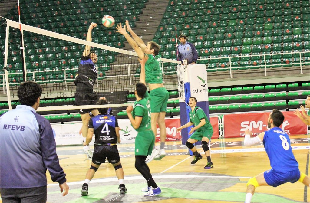 CLARA VICTORIA POR 3-0 DEL EXTREMADURA CÁCERES PATRIMONIO DE LA HUMANIDAD ANTE EL FAROLILLO ROJO DE LA COMPETICIÓN extrema volei