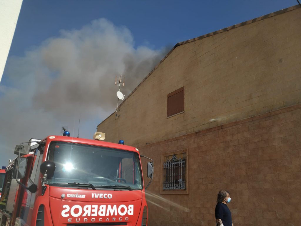 2 heridos leves en el incendio de una vivienda en Campillo de Llerena incendio 1
